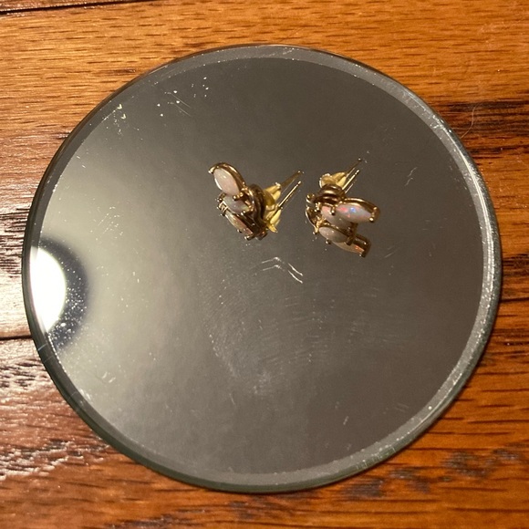 10 Karat gold post earrings with dainty little white fire opal stones - Picture 4 of 16